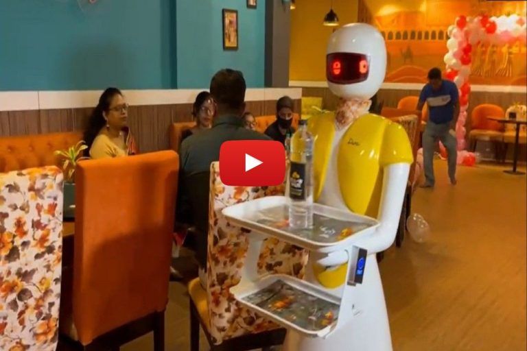 Noida Hindi News: नोएडा में खुला यूनिक रेस्टोरेंट, जहां रोबोट सर्व करते हैं खाना | देखिए वीडियो